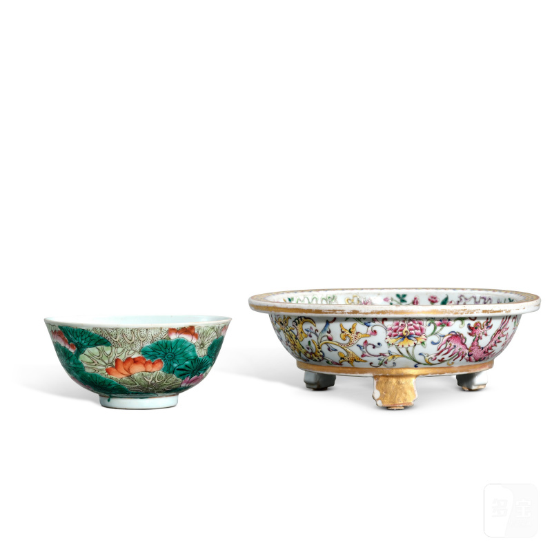 A famille-rose 'kuifeng' tripod dish and a famille-rose 'lotus' bowl, Qing dynasty, Guangxu - Xuantong period | 清光緒至宣統 粉彩夔鳳紋三足盤及粉彩荷塘盌